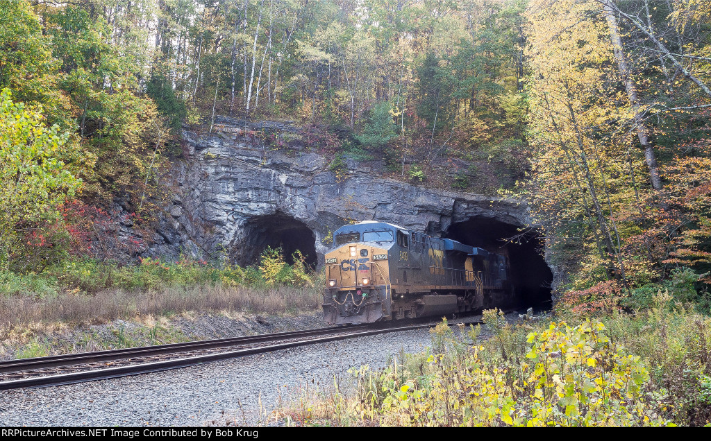 CSX 5439 emerging from the west portal of the State Line Tunnnel